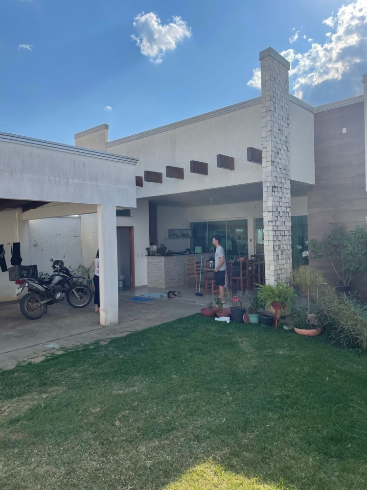 Vende-se Ótima residência na Rua Principal do Savana Park em Jaru