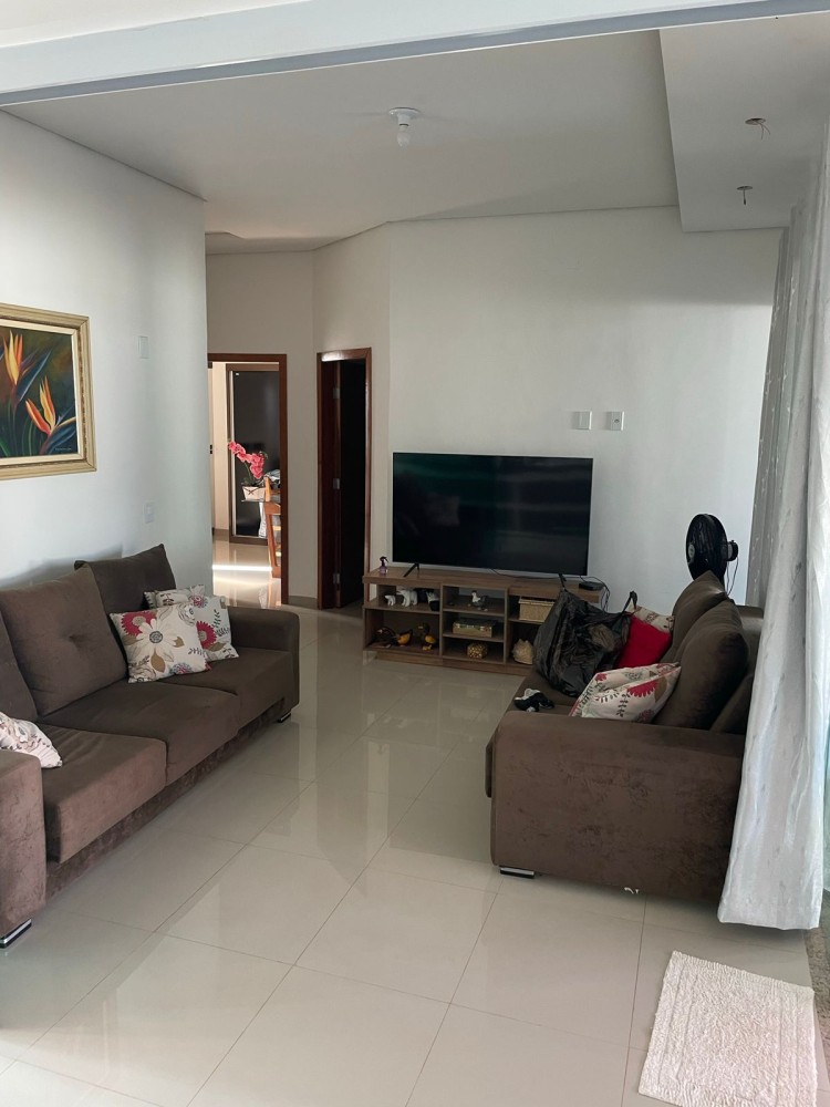 Vende-se Ótima residência na Rua Principal do Savana Park em Jaru