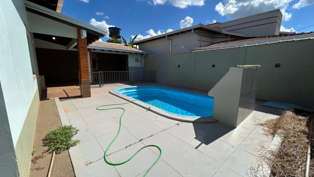 Aluga-se excelente casa com piscina no setor 04 Aluga-se excelente casa com piscina no setor 04