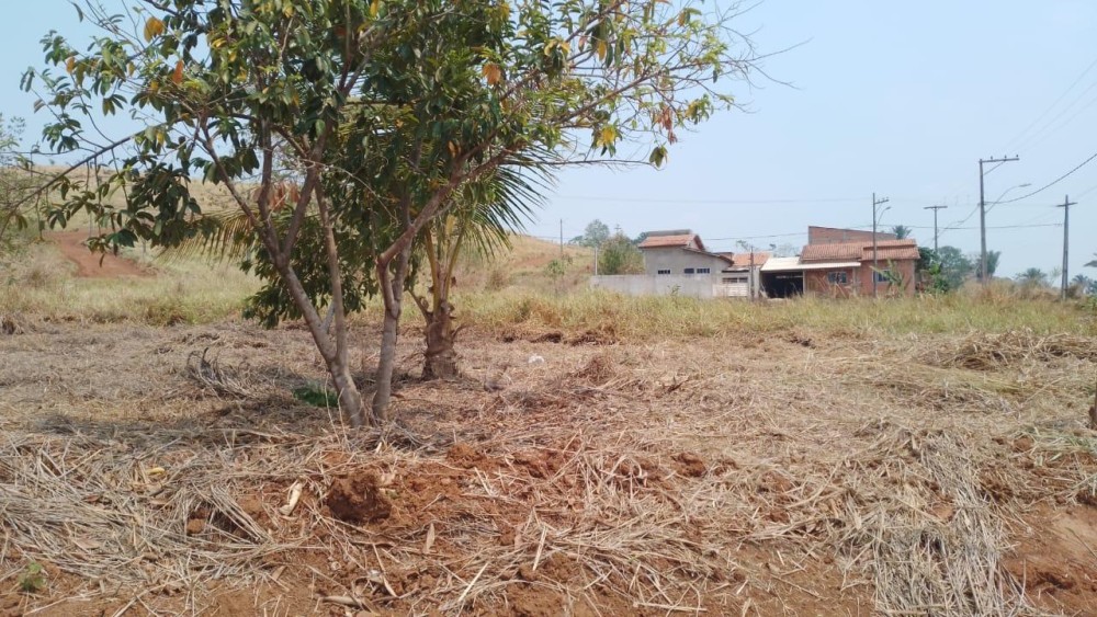 Vende-se terreno escriturado de esquina no Orleans em Jaru