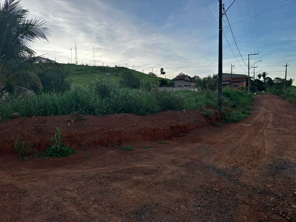 Vende-se terreno escriturado de esquina no Orleans em Jaru