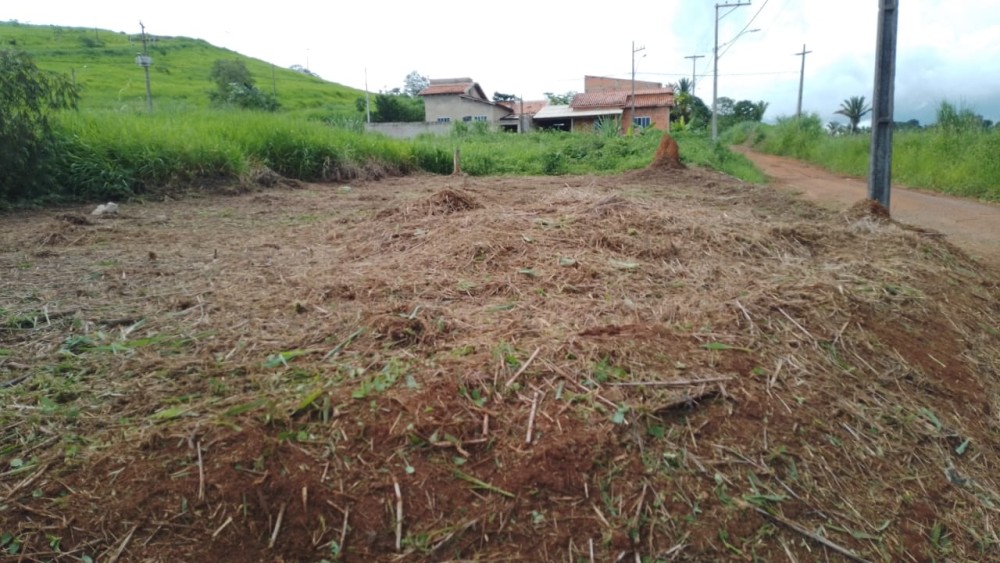 Vende-se terreno escriturado de esquina no Orleans em Jaru