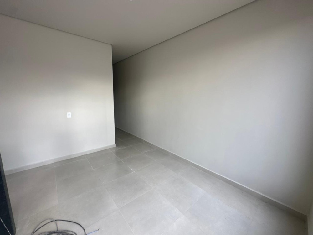 Vende-se casa nova com 3 quartos sendo uma suíte, apta a financiamento no Savana Park