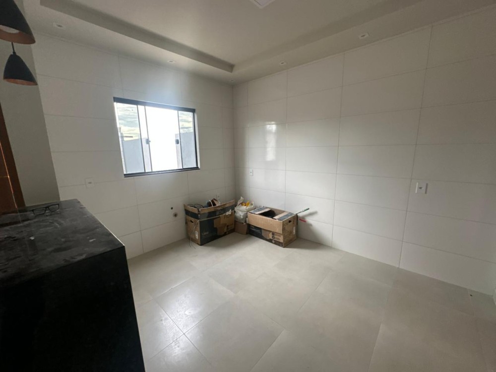 Vende-se casa nova com 3 quartos sendo uma suíte, apta a financiamento no Savana Park