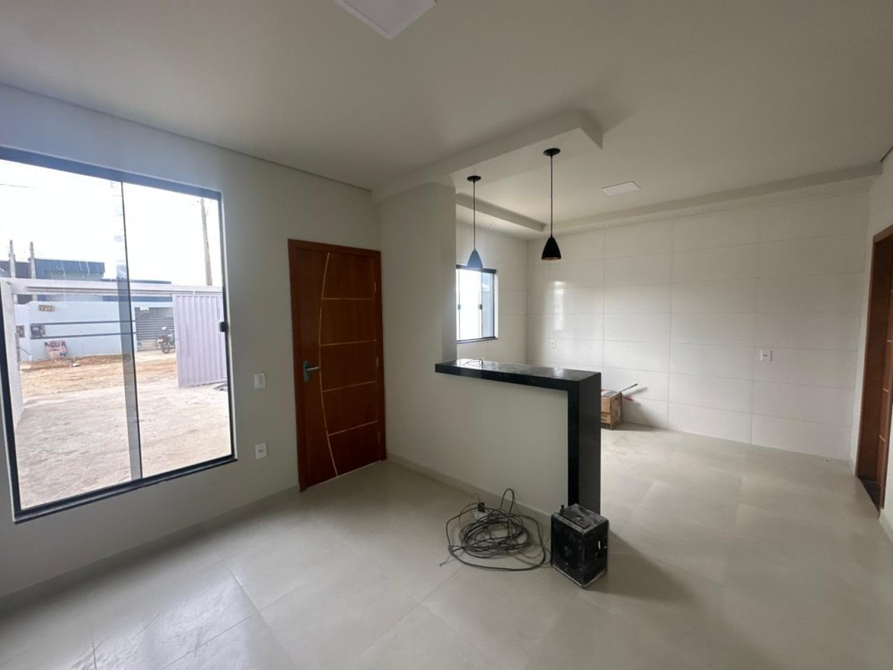 Vende-se casa nova com 3 quartos sendo uma suíte, apta a financiamento no Savana Park