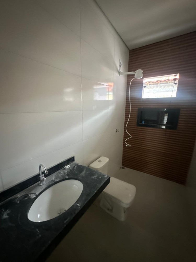 Vende-se casa nova com 3 quartos sendo uma suíte, apta a financiamento no Savana Park