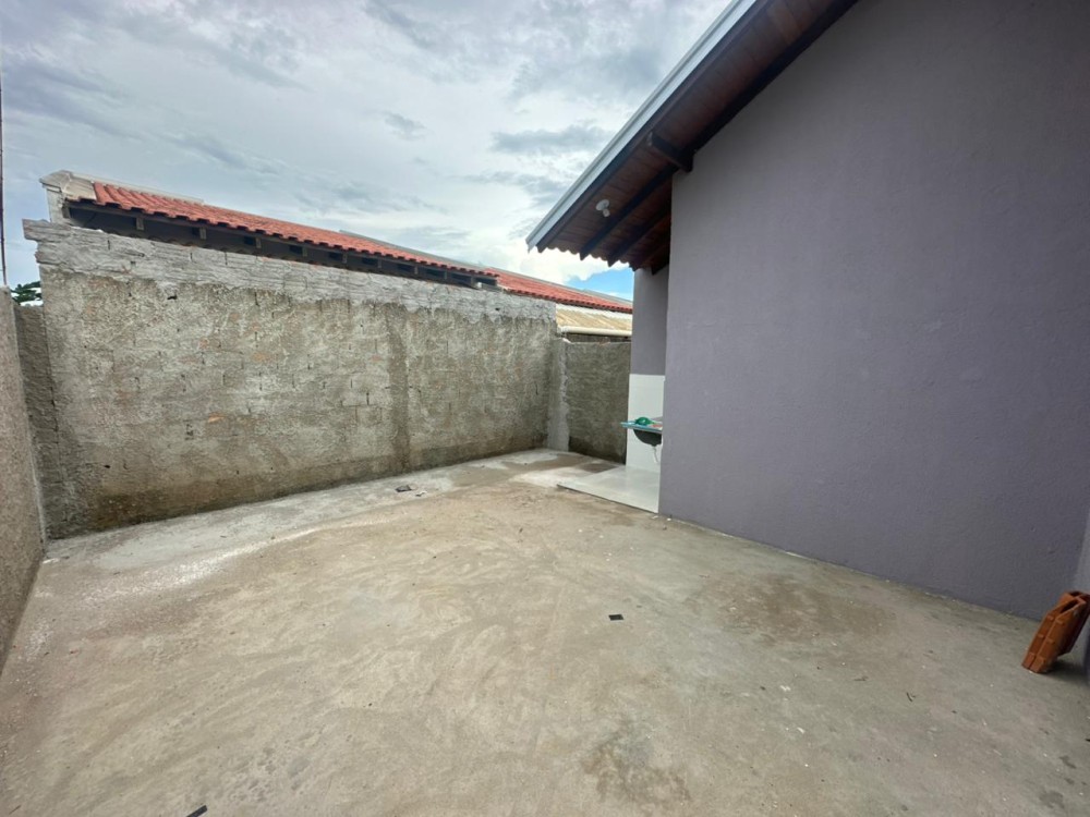 Vende-se casa nova com 3 quartos sendo uma suíte, apta a financiamento no Savana Park