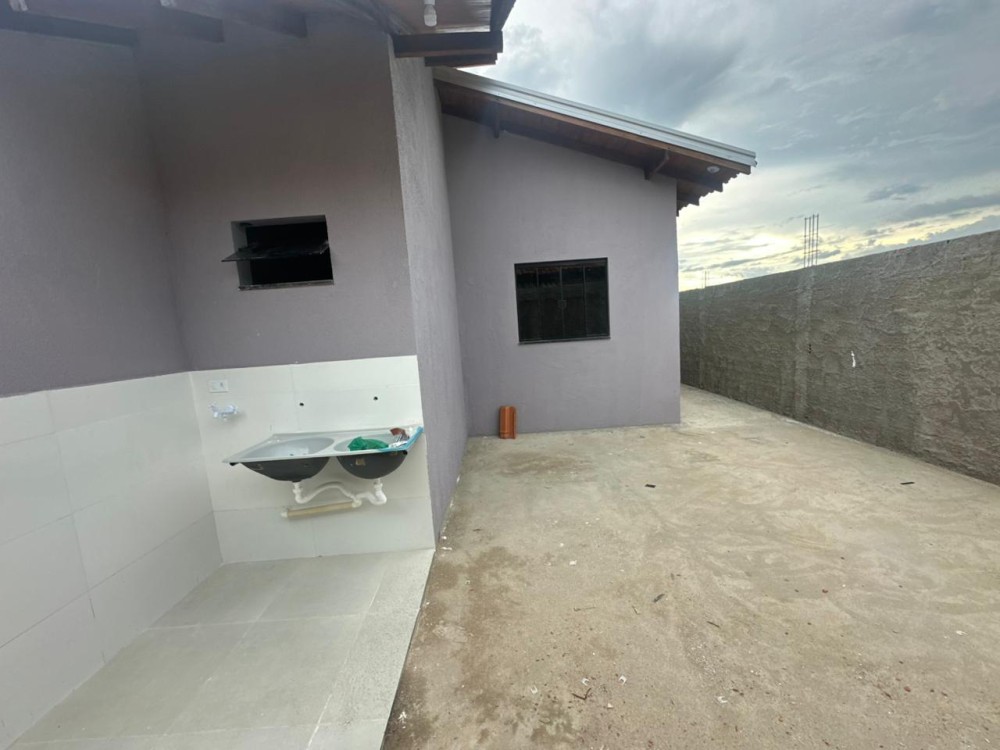 Vende-se casa nova com 3 quartos sendo uma suíte, apta a financiamento no Savana Park