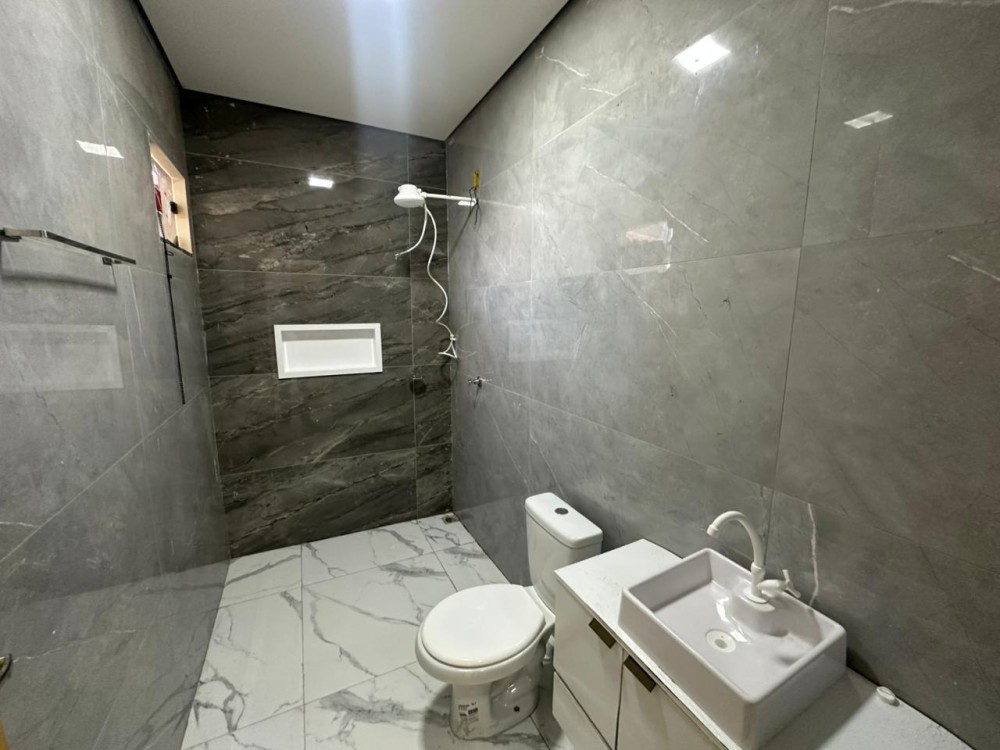 Aluga-se casa nova com suíte no Orleans