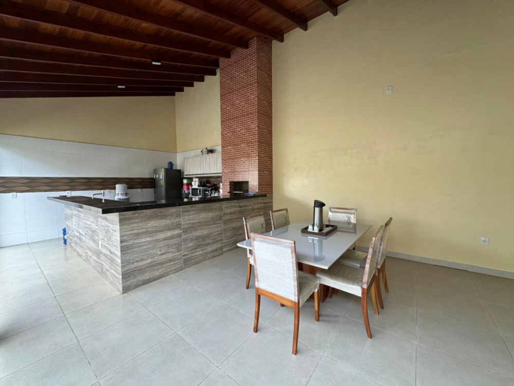 Vende-se ótimo imóvel com 3 quartos, suíte e edícula no setor 2