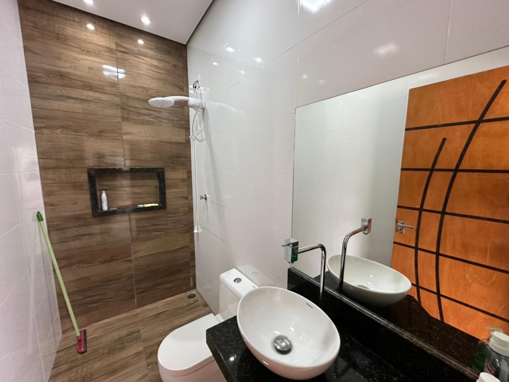 Vende-se ótimo imóvel com 3 quartos, suíte e edícula no setor 2