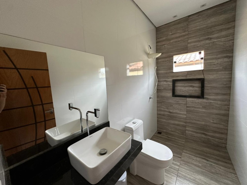 Vende-se ótimo imóvel com 3 quartos, suíte e edícula no setor 2