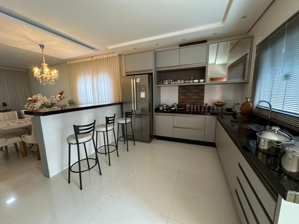 Vende-se ótimo imóvel com 3 quartos, suíte e edícula no setor 2