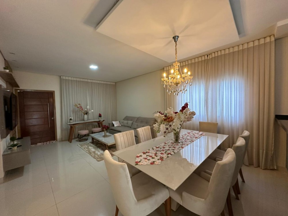 Vende-se ótimo imóvel com 3 quartos, suíte e edícula no setor 2