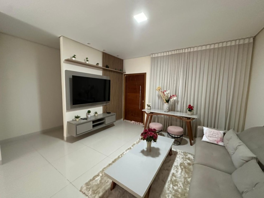 Vende-se ótimo imóvel com 3 quartos, suíte e edícula no setor 2