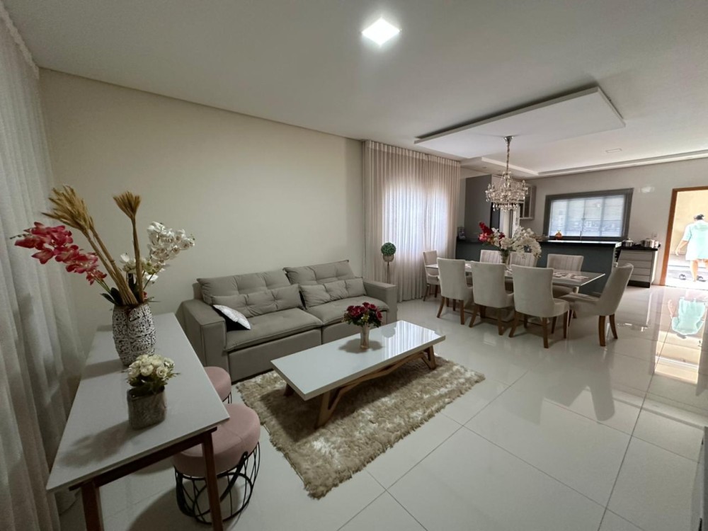 Vende-se ótimo imóvel com 3 quartos, suíte e edícula no setor 2