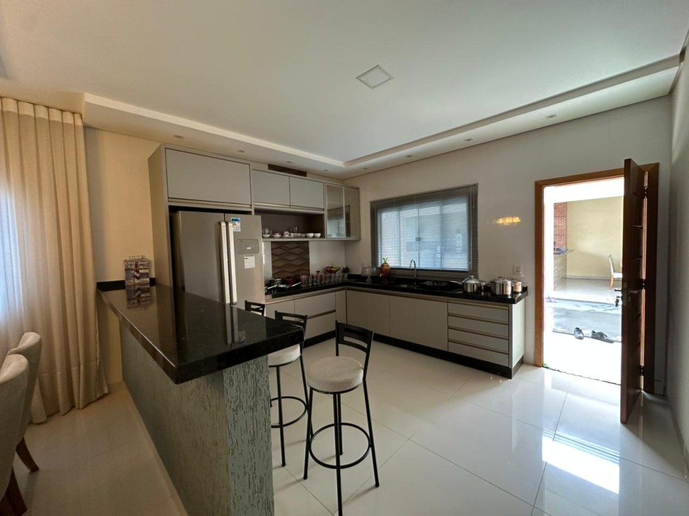 Vende-se ótimo imóvel com 3 quartos, suíte e edícula no setor 2