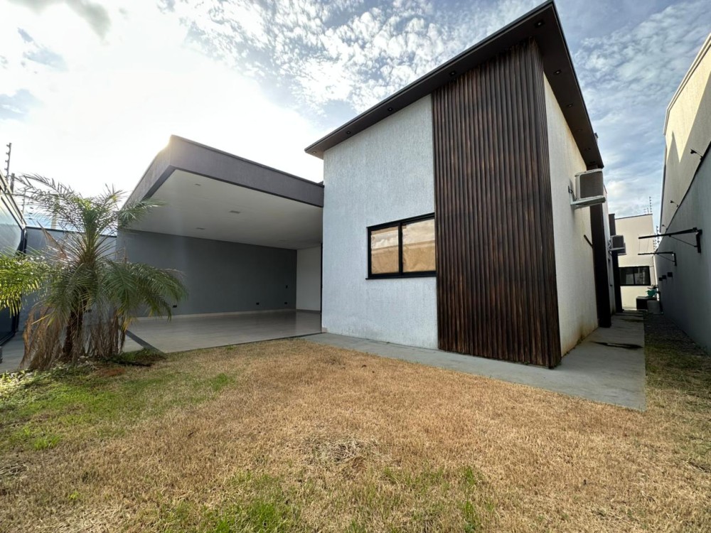 Imóvel de alto padrão à venda no Orleans, com edícula, piscina e energia solar