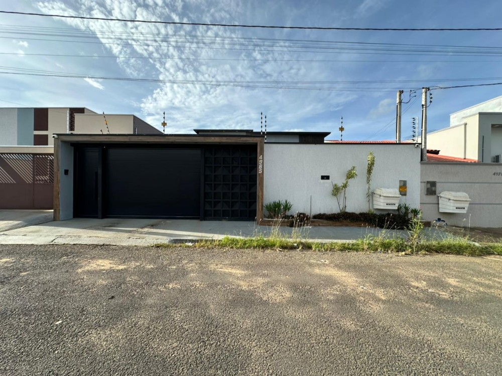 Imóvel de alto padrão à venda no Orleans, com edícula, piscina e energia solar