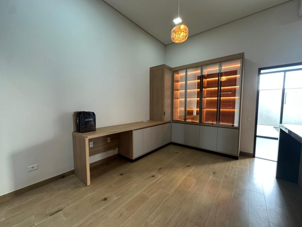 Imóvel de alto padrão à venda no Orleans, com edícula, piscina e energia solar