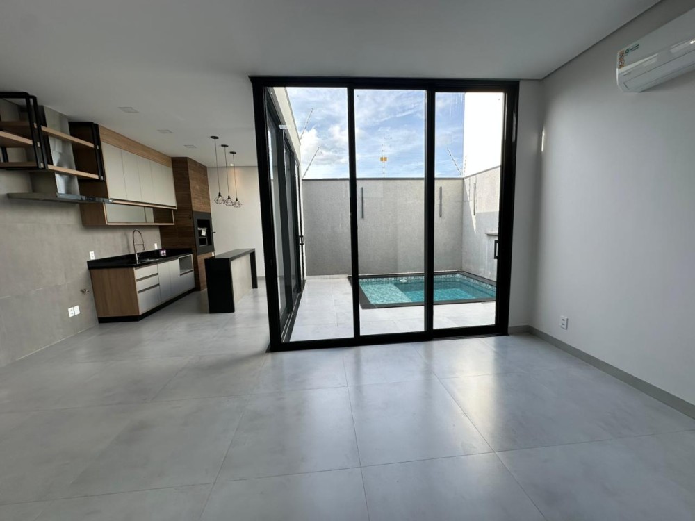 Imóvel de alto padrão à venda no Orleans, com edícula, piscina e energia solar