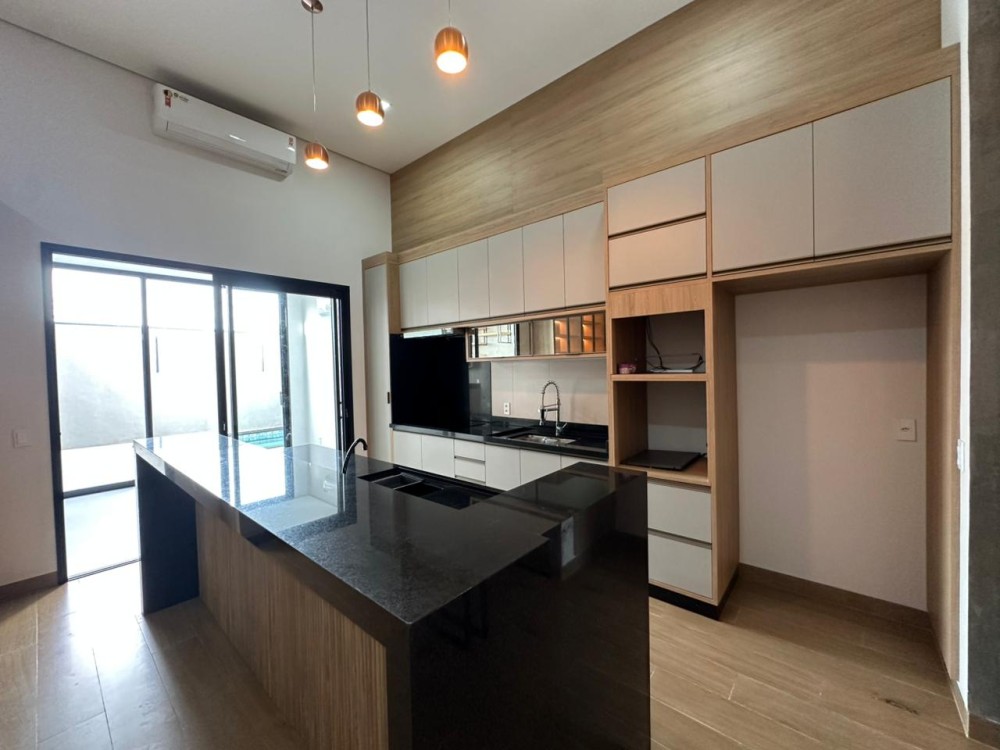 Imóvel de alto padrão à venda no Orleans, com edícula, piscina e energia solar