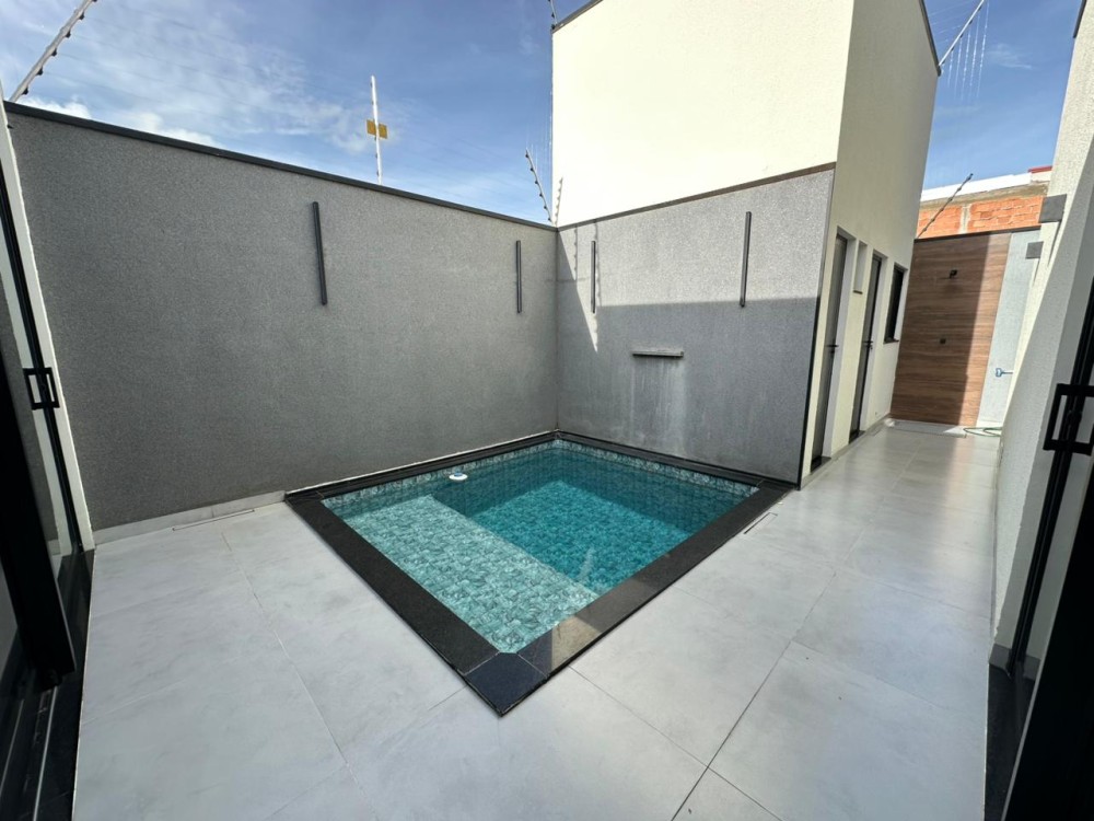 Imóvel de alto padrão à venda no Orleans, com edícula, piscina e energia solar