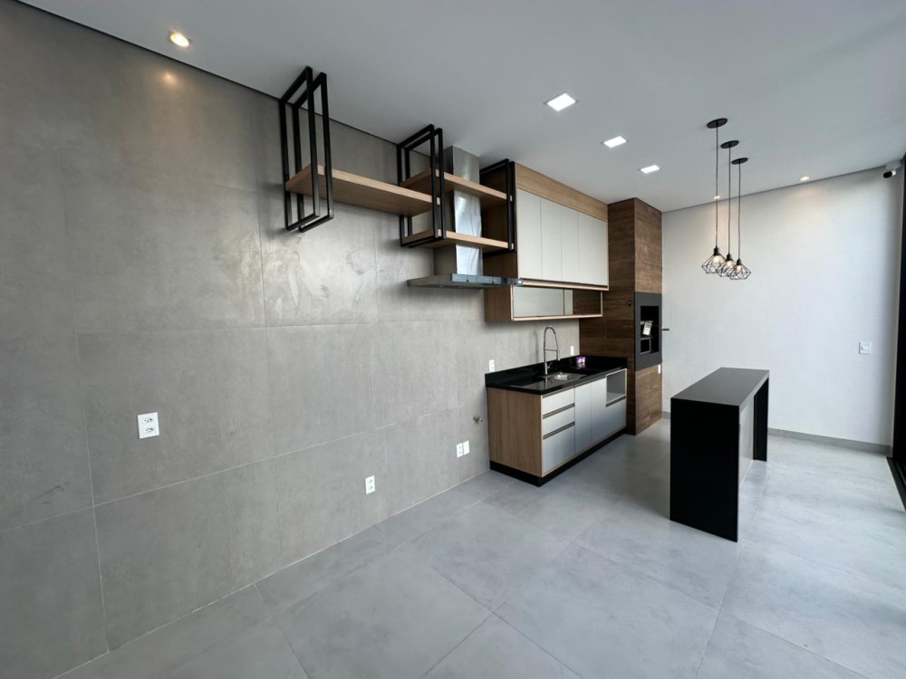 Imóvel de alto padrão à venda no Orleans, com edícula, piscina e energia solar