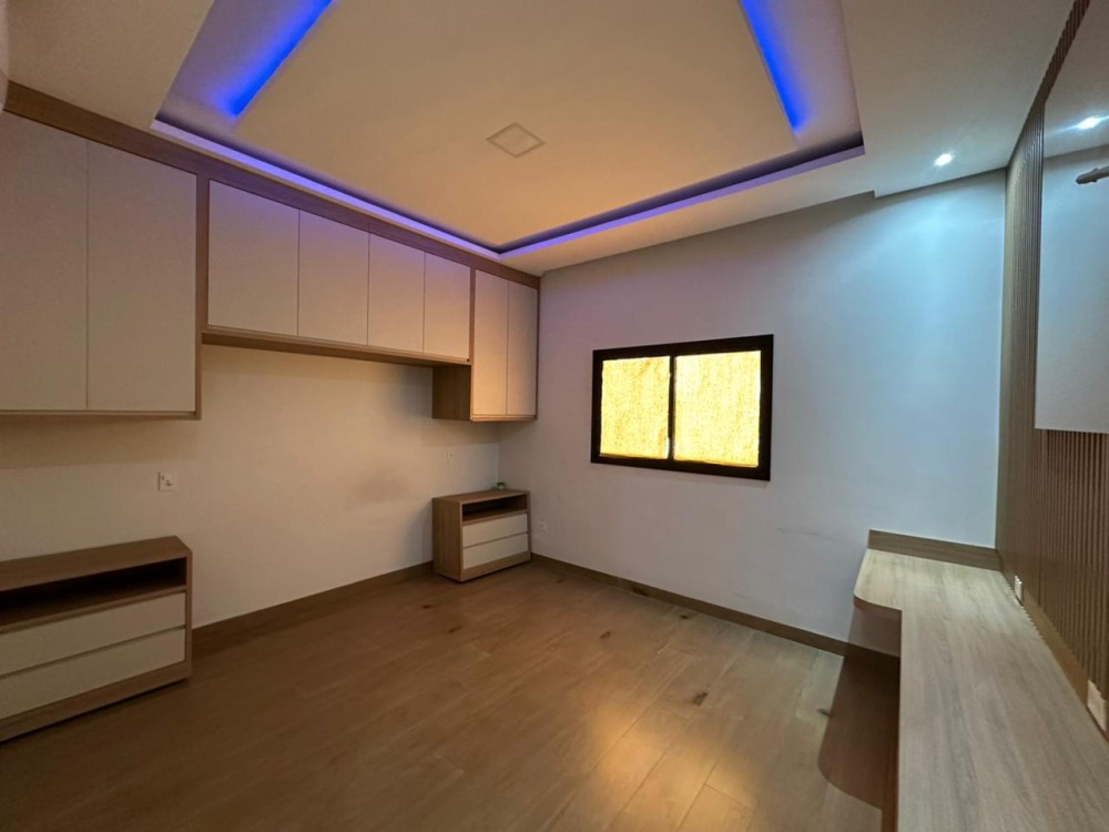 Imóvel de alto padrão à venda no Orleans, com edícula, piscina e energia solar