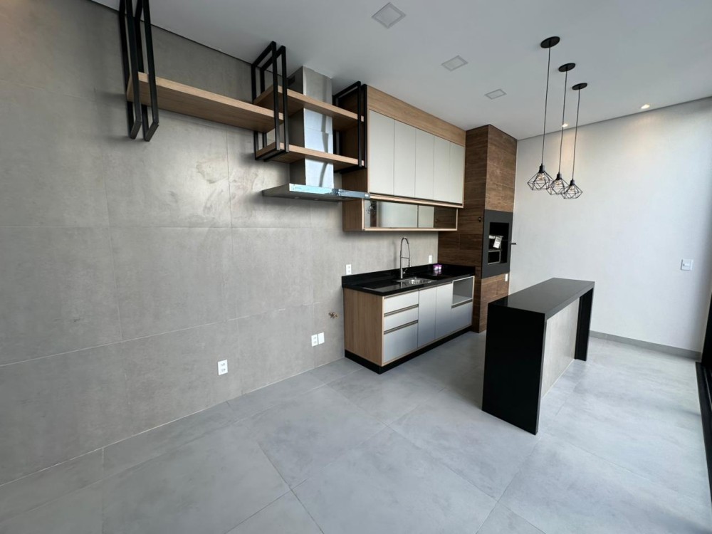 Imóvel de alto padrão à venda no Orleans, com edícula, piscina e energia solar