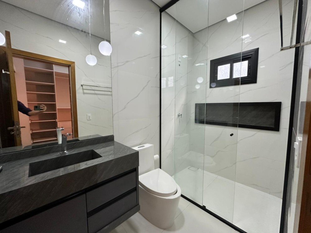 Imóvel de alto padrão à venda no Orleans, com edícula, piscina e energia solar