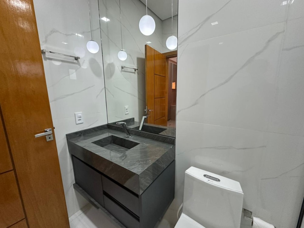 Imóvel de alto padrão à venda no Orleans, com edícula, piscina e energia solar