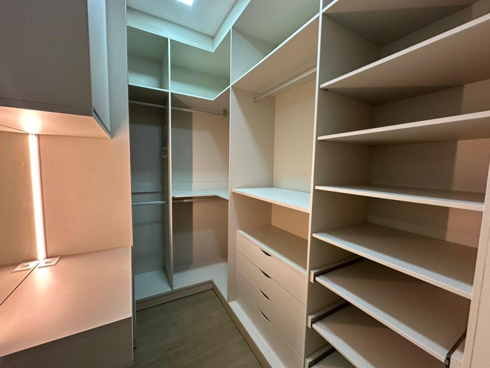 Imóvel de alto padrão à venda no Orleans, com edícula, piscina e energia solar