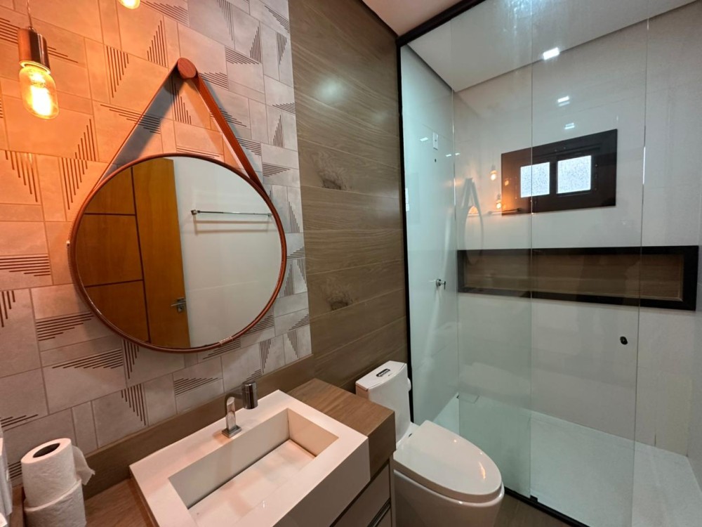 Imóvel de alto padrão à venda no Orleans, com edícula, piscina e energia solar