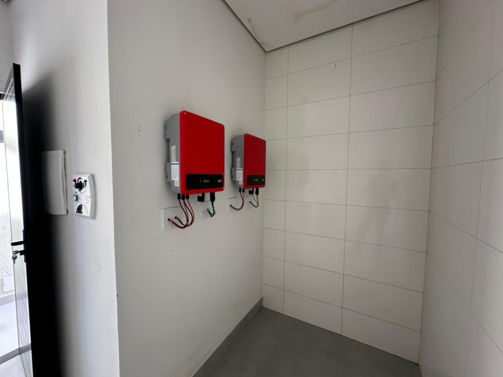 Imóvel de alto padrão à venda no Orleans, com edícula, piscina e energia solar