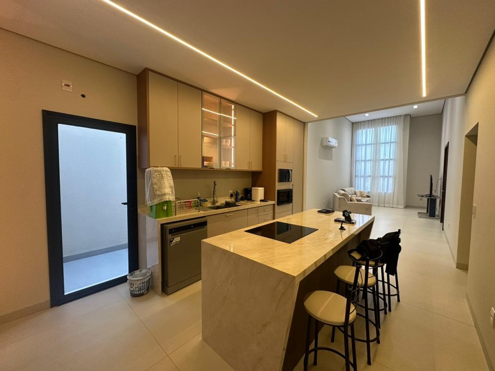 Casa de alto padrão mobiliada à venda no Orleans – 3 Quartos, área de lazer e energia solar