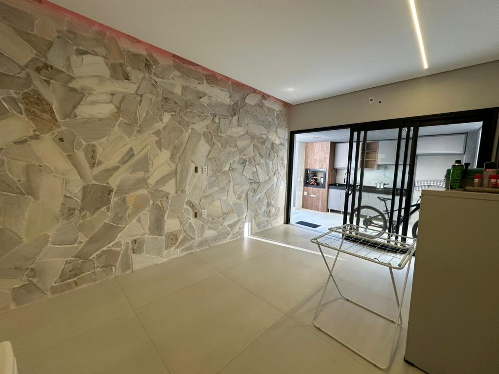 Casa de alto padrão mobiliada à venda no Orleans – 3 Quartos, área de lazer e energia solar