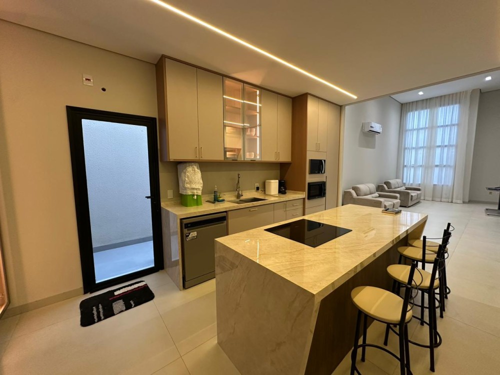 Casa de alto padrão mobiliada à venda no Orleans – 3 Quartos, área de lazer e energia solar