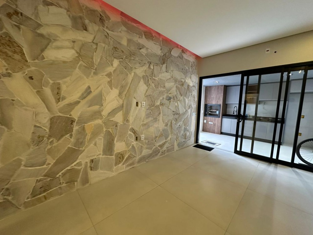 Casa de alto padrão mobiliada à venda no Orleans – 3 Quartos, área de lazer e energia solar