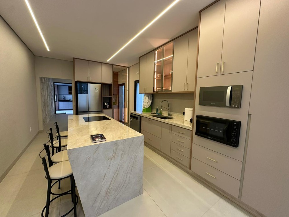 Casa de alto padrão mobiliada à venda no Orleans – 3 Quartos, área de lazer e energia solar