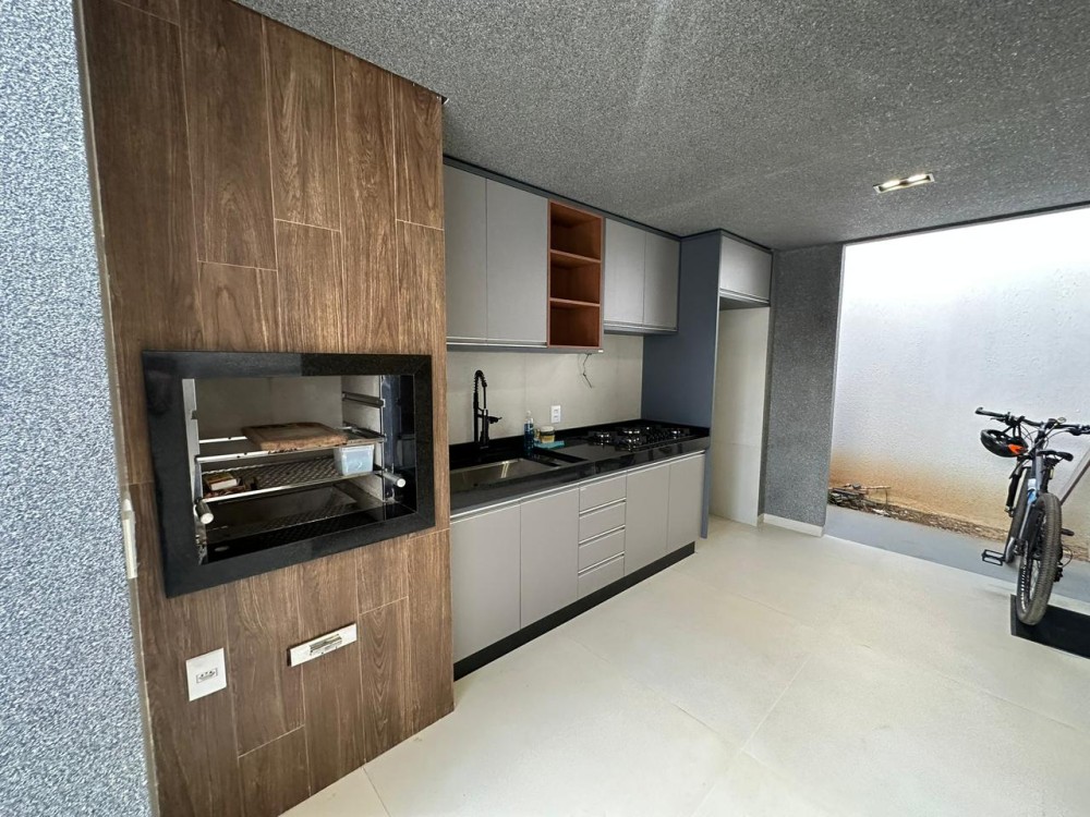 Casa de alto padrão mobiliada à venda no Orleans – 3 Quartos, área de lazer e energia solar