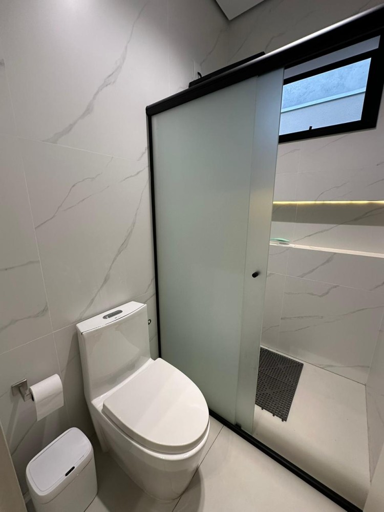 Casa de alto padrão mobiliada à venda no Orleans – 3 Quartos, área de lazer e energia solar