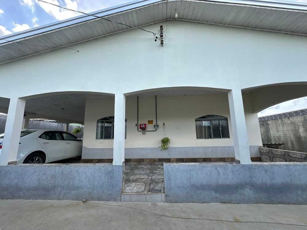 Vende-se imóvel com 3 quartos, piscina e energia solar localizado próximo ao supermercado Barateiro