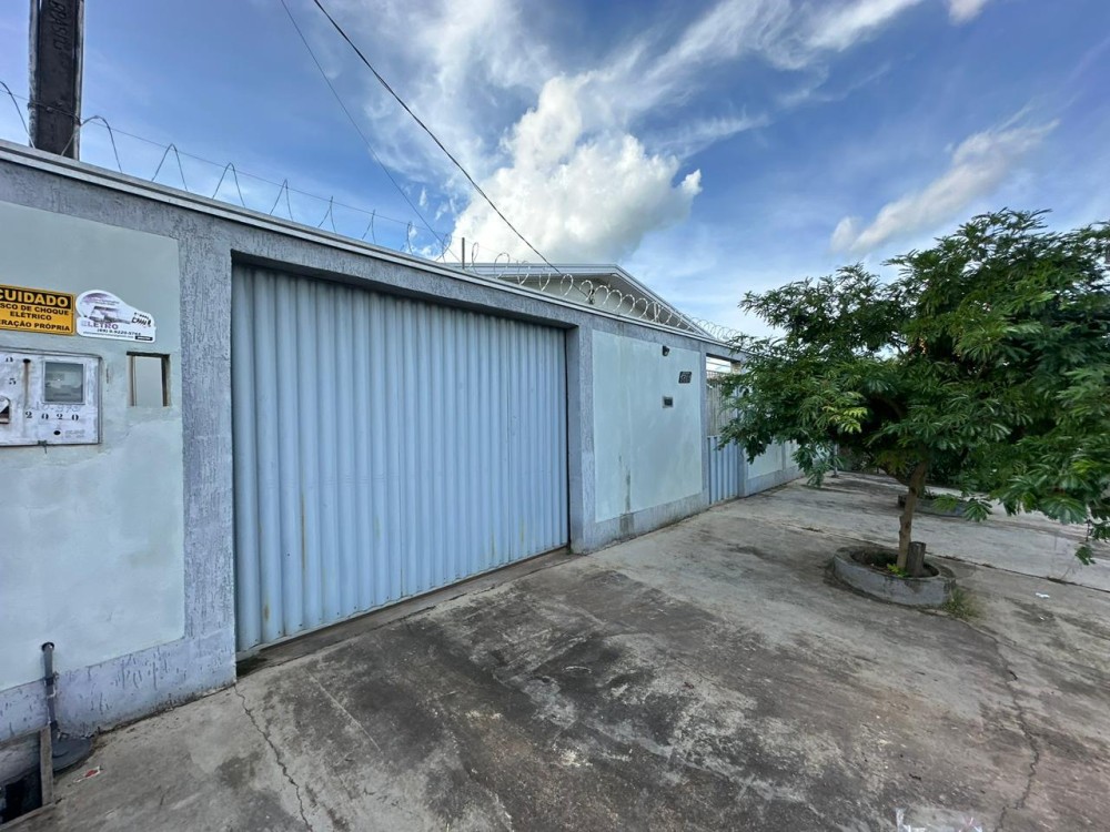 Vende-se imóvel com 3 quartos, piscina e energia solar localizado próximo ao supermercado Barateiro