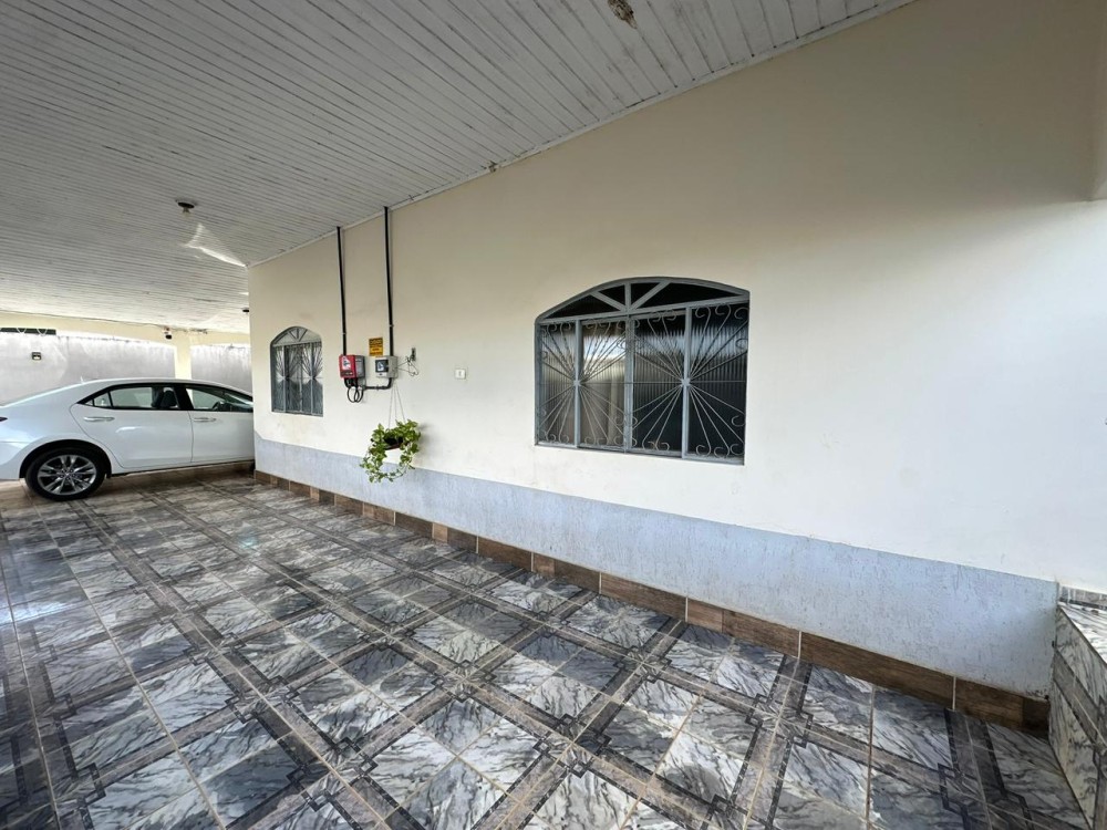 Vende-se imóvel com 3 quartos, piscina e energia solar localizado próximo ao supermercado Barateiro