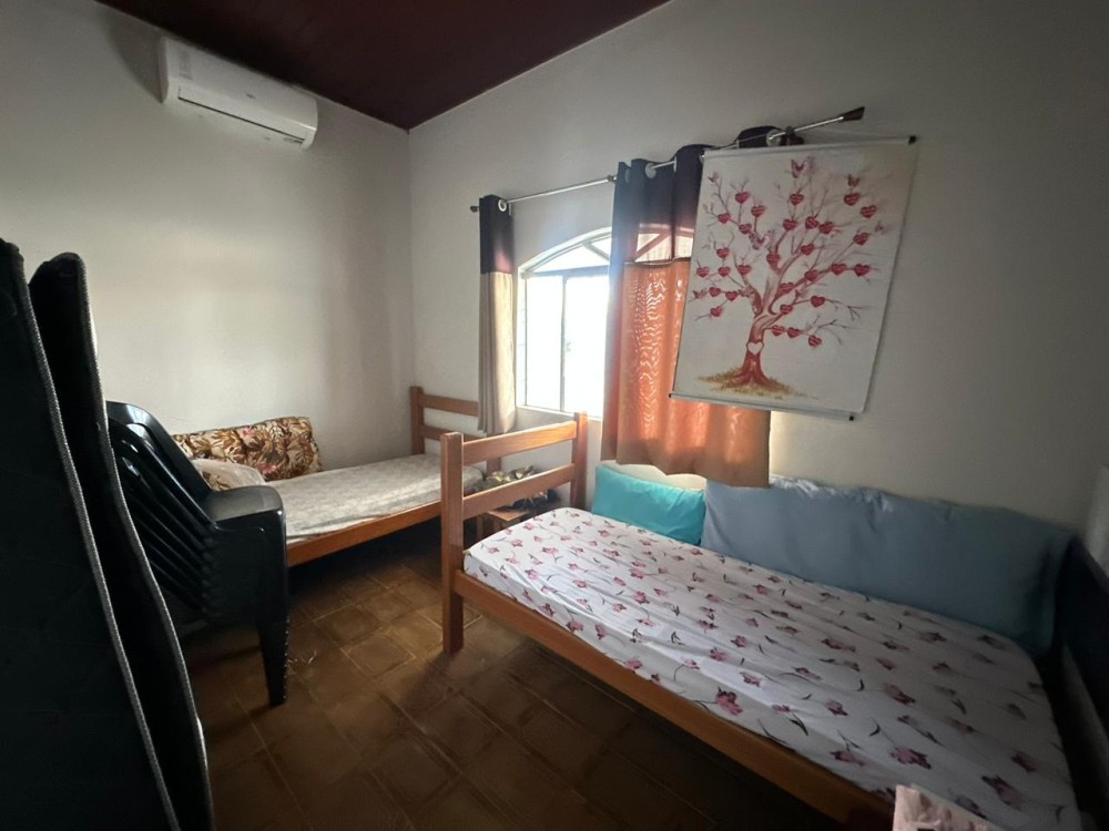 Vende-se imóvel com 3 quartos, piscina e energia solar localizado próximo ao supermercado Barateiro