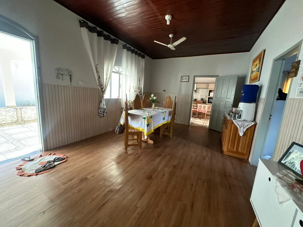 Vende-se imóvel com 3 quartos, piscina e energia solar localizado próximo ao supermercado Barateiro