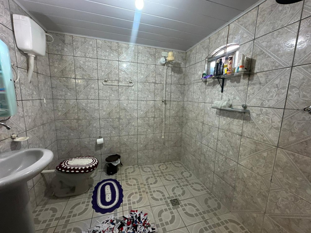 Vende-se imóvel com 3 quartos, piscina e energia solar localizado próximo ao supermercado Barateiro