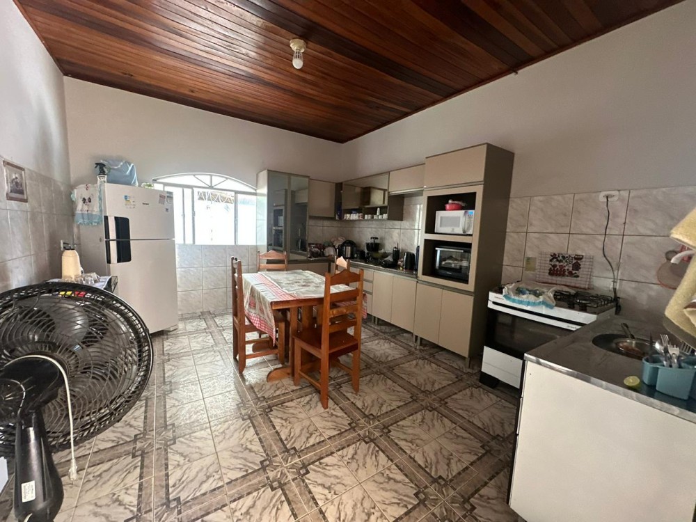 Vende-se imóvel com 3 quartos, piscina e energia solar localizado próximo ao supermercado Barateiro