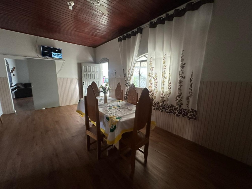 Vende-se imóvel com 3 quartos, piscina e energia solar localizado próximo ao supermercado Barateiro